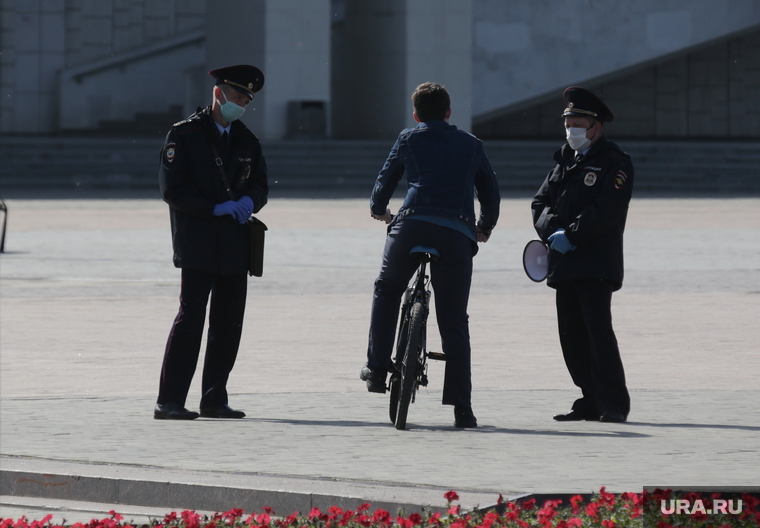 Город в период самоизоляции 27 мая 2020. Пермь, велосипедист, полицейский в маске