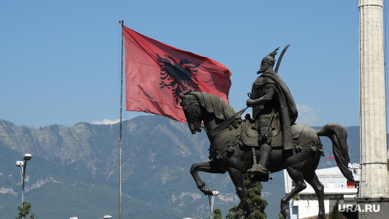 Албания, флаг албании, памятник скандербегу