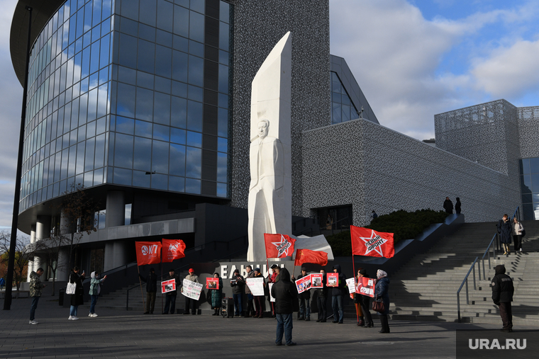 Митингующие собрались у «Ельцин Центра» в 14:00. Поначалу зрителей было больше, чем непосредственных участников
