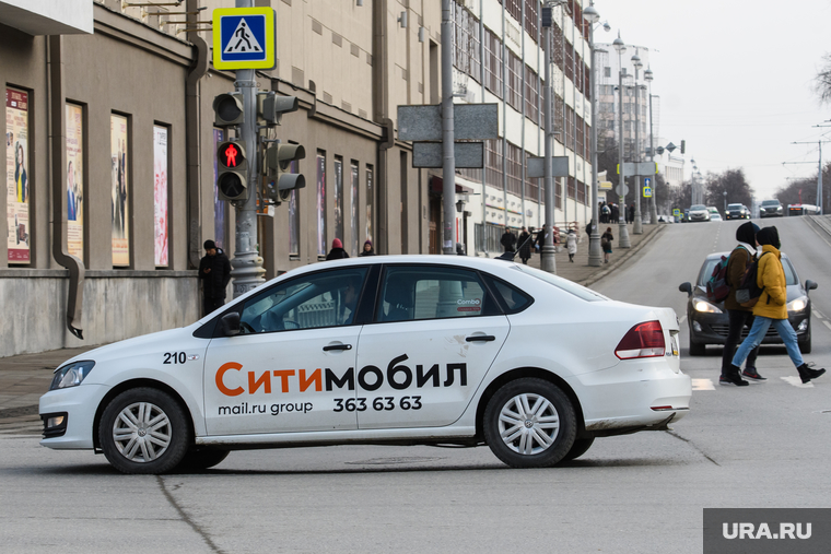 Машины такси на улицах города. Екатеринбург, такси, ситимобил