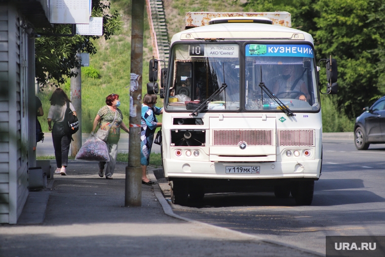 Разное. Город, автобусная остановка, автобус, пассажир, ожидание автобуса, кузнечик