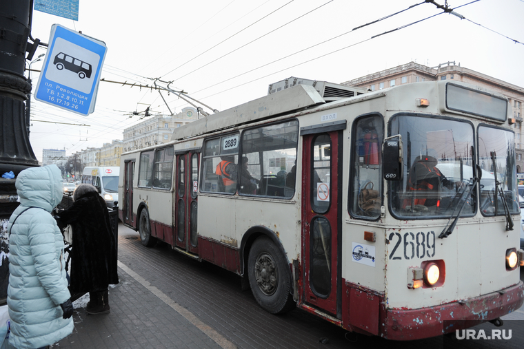 Остановка общественного транспорта на площади Революции. Челябинск, троллейбус, остановка общественного транспорта, знак остановки общественного транспорта