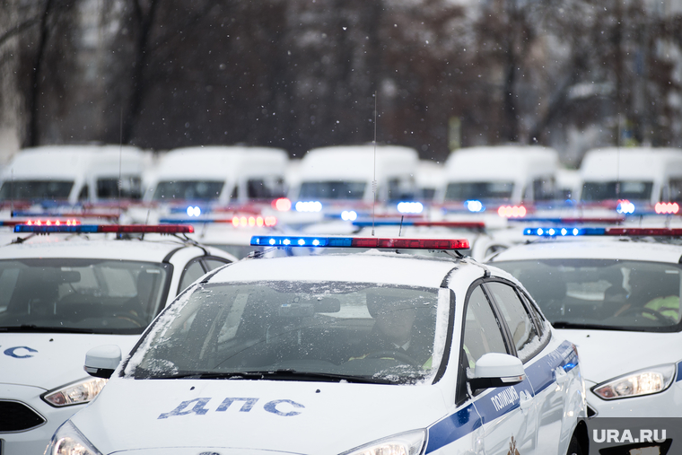 Вручение свердловским полицейским ключей от новых автомобилей. Екатеринбург , машина дпс, машины, полиция, правоохранительные органы, проблесковый маячок, гибдд, дпс, автомобили