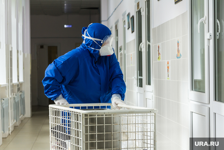 Госпитальная база по лечению коронавирусной инфекции. Магнитогорск, коридор больницы, защитные очки, защитная маска, защитная одежда, больница, covid19, коронавирус, ковид, противочумной костюм