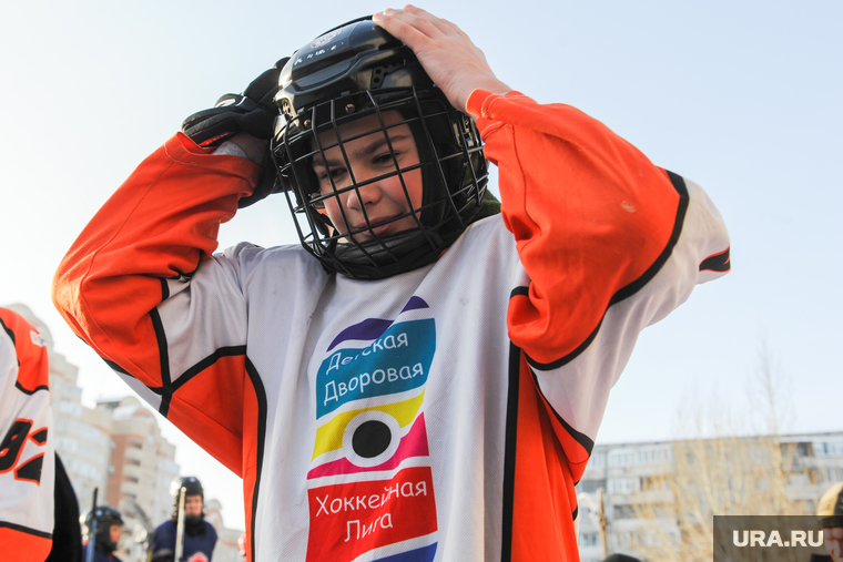 Детский дворовый хоккей. Матч команд ДДХЛ и Металлург(Карабаш). Челябинск, хоккейная каска, детский дворовый хоккей
