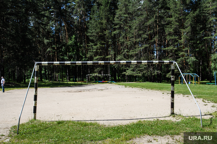 Детский лагерь "Маяк" перед летней сменой. Свердловская область, Сысерть, ворота, футбольное поле, футбольные ворота, футбольная площадка