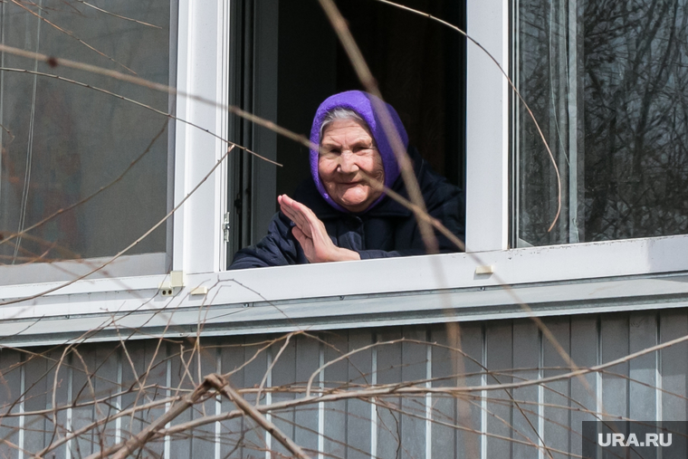 Разное. Курган, пожилая женщина, бабушка, самоизоляция, бабушка в окне