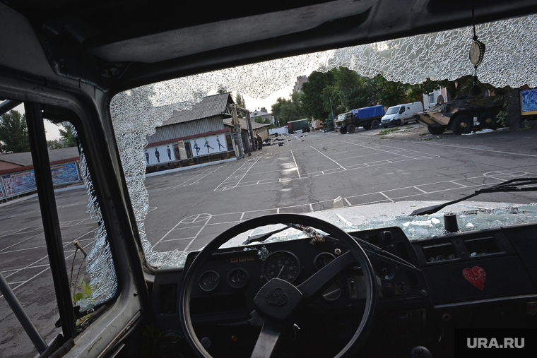 Захваченная военная часть. Луганск. Украина, разбитое стекло, лобовое, руль