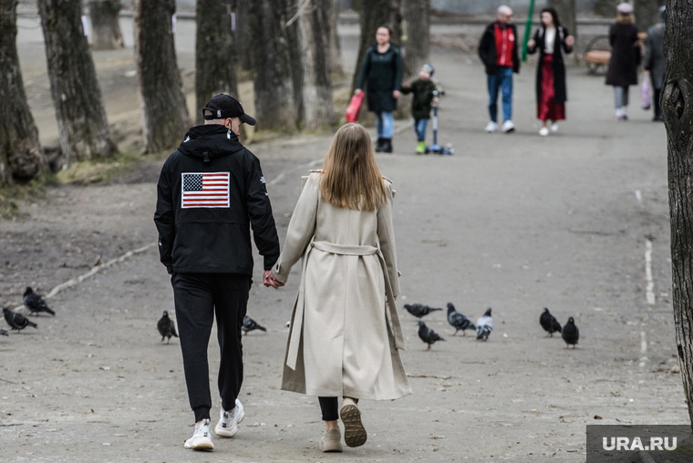Тридцать первый день вынужденных выходных из-за ситуации с CoVID-19. Екатеринбург, аллея, флаг сша, прогулка по парку, прогулка по аллее