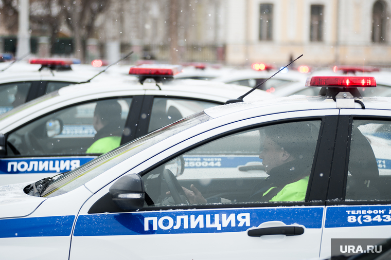 Вручение свердловским полицейским ключей от новых автомобилей. Екатеринбург , машина дпс, машины, полиция, правоохранительные органы, гибдд, дпс, автомобили