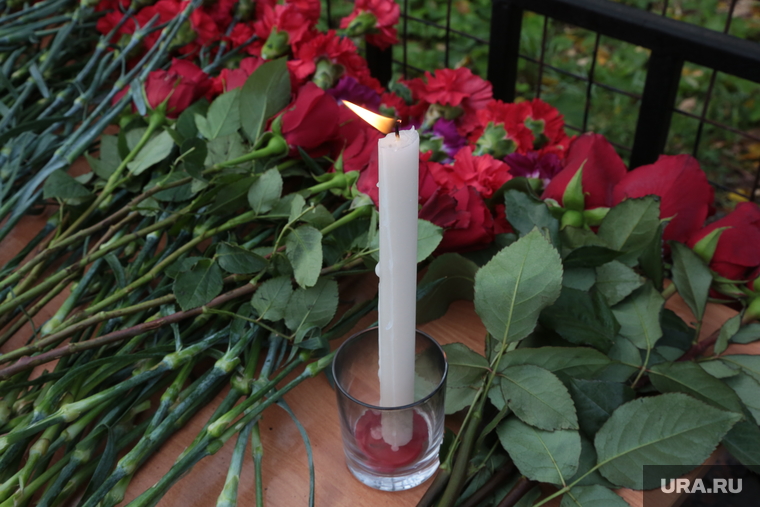 Цветы и свечи у входа в университет, траур. Пермь, свеча, траур, цветы
