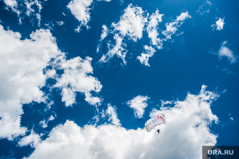 Финал всероссийских соревнований по парашютному спорту "Европа-Азия". Екатеринбург, прыжок с парашютом, парашютист, небо, приземление, воздушный вид спорта