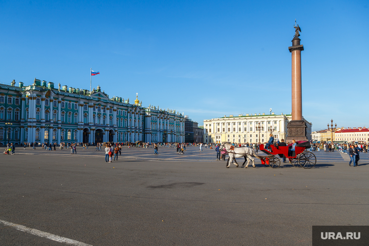 Санкт-Петербург, эрмитаж, дворцовая площадь, александрийская колонна, зимний дворец, карета, санкт-петербург, туристы, туризм