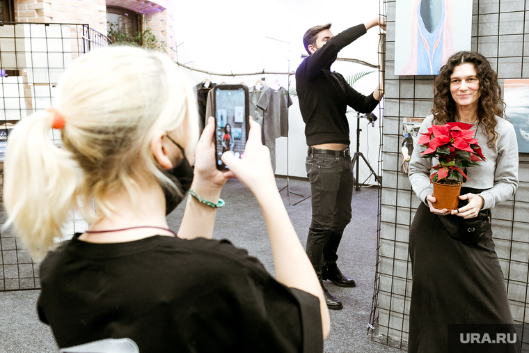 Ярмарка современного искусства Артчоус. Тюмень, телефон, смартфон, цветок в горшке, цветок, фотосъемка, съемка на телефон