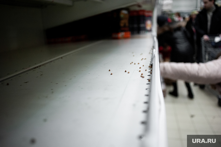 Люди закупают продукты в гипермаркетах во время пандемии коронавируса. Екатеринбург, гречка, гипермаркет, супермаркет