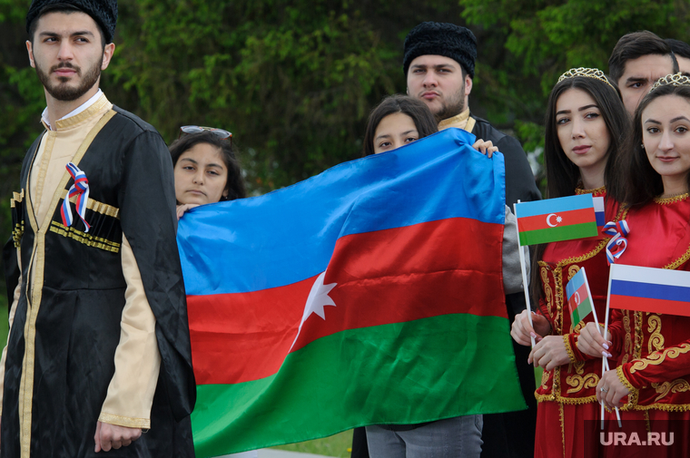 День России в Екатеринбурге, национальный костюм, азербайджанцы, флаг азербайджана, азербайджанская диаспора