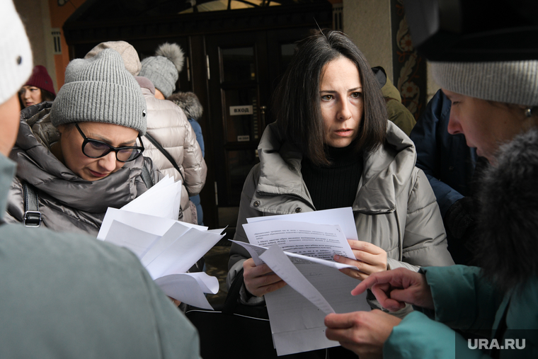 Родители подают заявление в мэрию Екатеринбурга против введения дистанта. Екатеринбург 