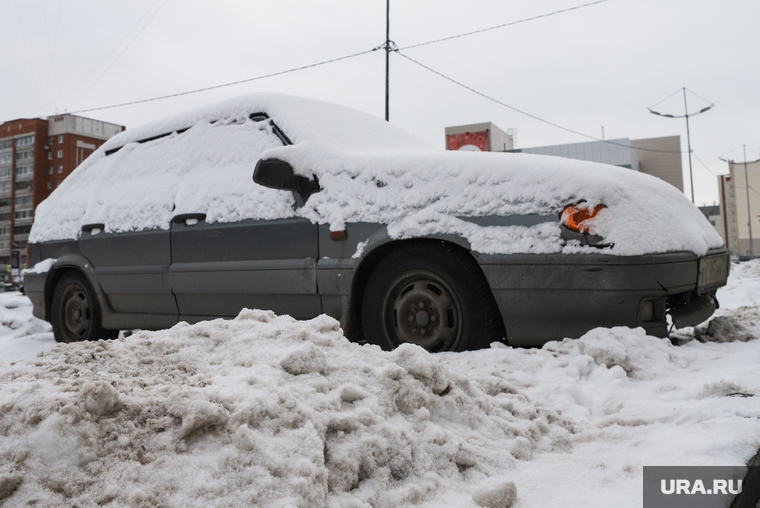 Парк Победы. Курган, снег, машина, автомобиль, снег во дворе