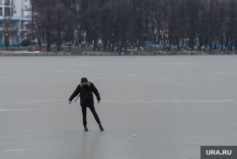 Виды Екатеринбурга, зима, лед, человек на льду