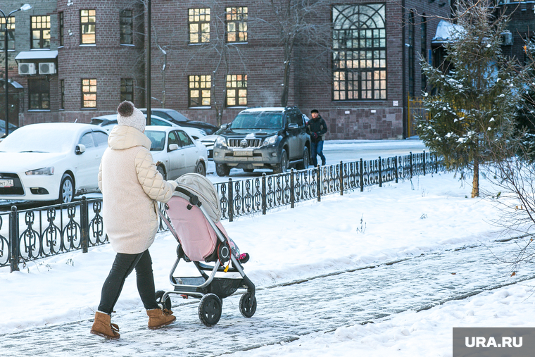 Спальные районы и жители города. Тюмень., снег, прогулка, зима, снег в городе, детская коляска, родители с коляской