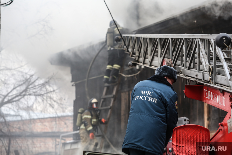 Пожар в историческом здании по ул. Дзержинского 34. Тюмень, мчс, пожар, пожарная лесница