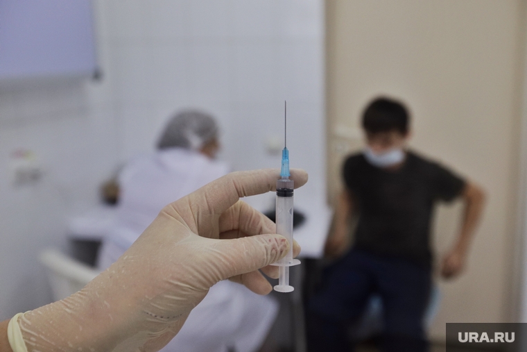 Вакцинация сотрудников завода «Стальмост». Курган , шприц, вакцинация, мед кабинет, вакцина от ковид