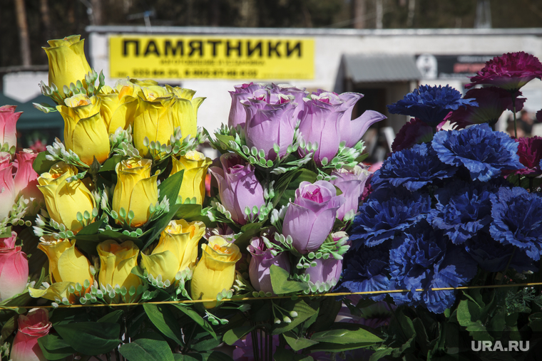 Родительский день. Северное и Широкореченское кладбища.
Екатеринбург, венки, искусственные цветы