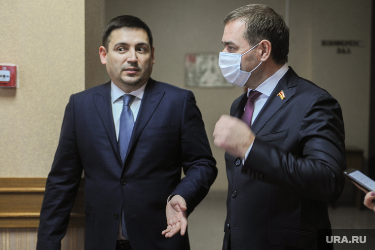 Юрий Шевяков (слева) пообщался с новым спикером ЗСО Александром Лазаревым (справа)