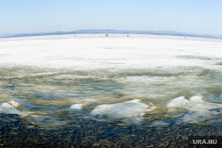 Челябинские озера 2023. Озеро Увильды Тургояк лед. Лед на озере Тургояк. Тургояк ледяные грибы. Ледяные грибы на озере Тургояк.