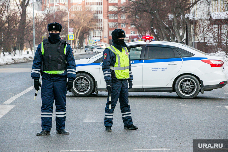 Несанкционированная акция в поддержку оппозиции. Тюмень, сотрудники гибдд, гибдд, дорожно патрульная служба, дпс