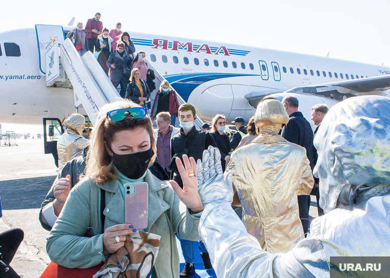Открытие чартерных рейсов в Тюмень. Тюмень, авиакомпания ямал, трап, пассажиры, туристы, самолет, цветной бульвар, трап самолета, тюмень, авиапассажиры