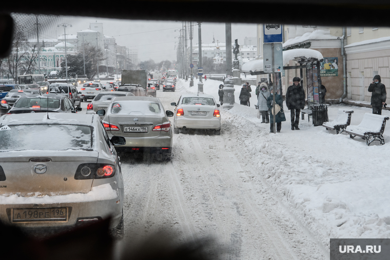 Уборка снега. Екатеринбург, снег на тротуаре, пробка, снег на дороге, снег в городе, нечищенная дорога