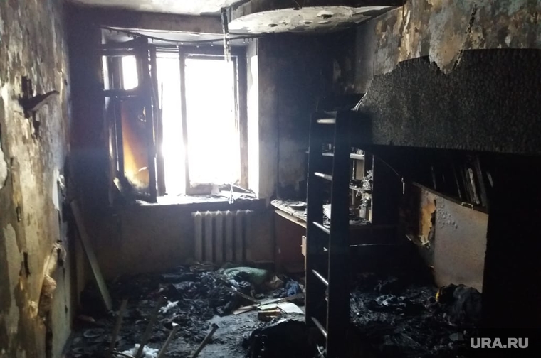 Выгоревшая квартира, с которой начался пожар в доме на Рассветной, 7 в Екатеринбурге