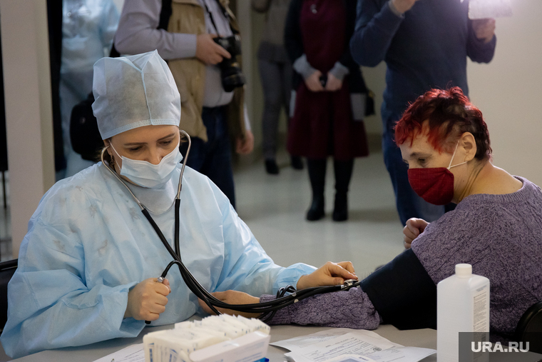 Центр мобильной вакцинации от COVID-19 в торговом центре «Дирижабль». Екатеринбург, укол, прививка, вакцинация, covid19, спутник v, измирение давления