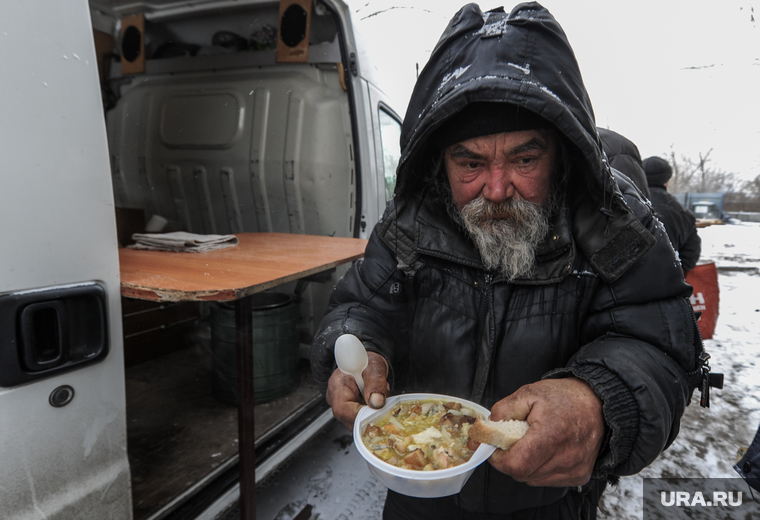 Кормление бездомных и малоимущих граждан благотворительной организацией. Челябинск, старик, пенсионеры, кормление бездомных, малоимущие, бомжи, голодающие, горячий суп, нищий