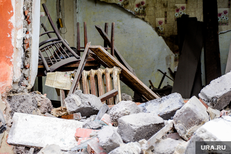 Обрушение части двухэтажного жилого дома на улице Кронштадской. Челябинск, руины, аварийное жилье, ветхое жилье, ветхо-аварийный дом