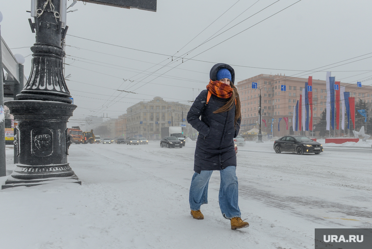 Снежный буран и непогода. Челябинск, девушка, пешеход, холод, зима, буран, непогода, метель, шторм, ураган, климат, ветер, мороз