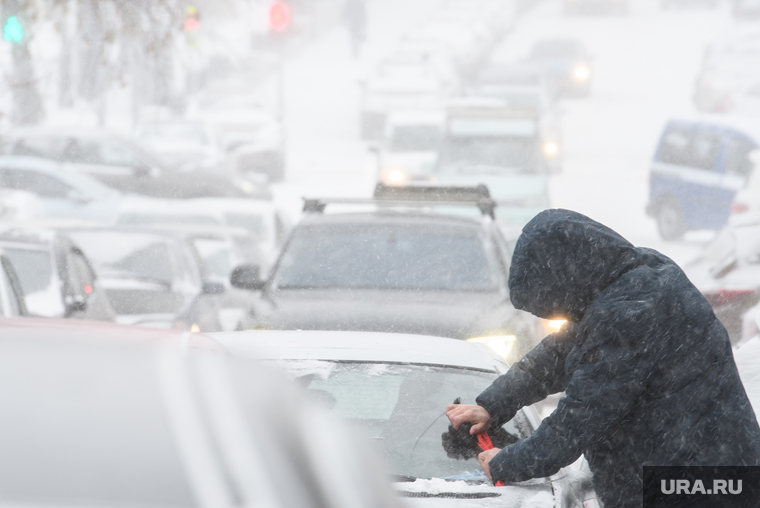 Виды Екатеринбурга необр, лобовое стекло, снегопад, чистит машину