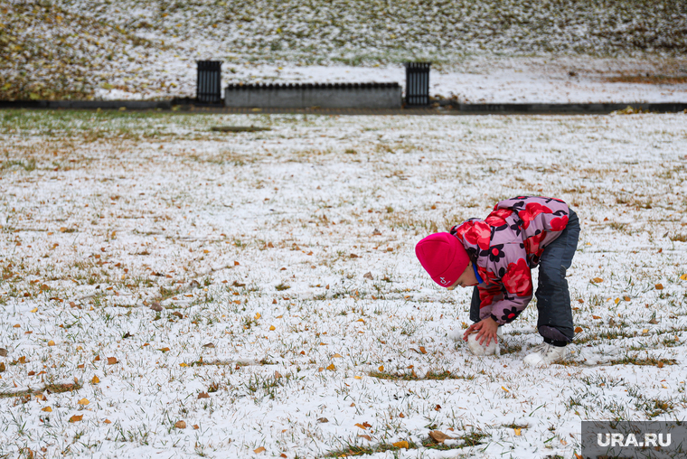 Первый снег. Екатеринбург, ребенок, снег, первый снег, мальчик, снег в городе, игра в снежки