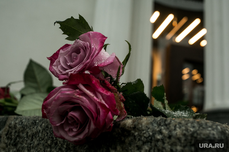 Мемориал у театра "Современник". Москва, траур, букет, цветы, память, современник, волчек галина