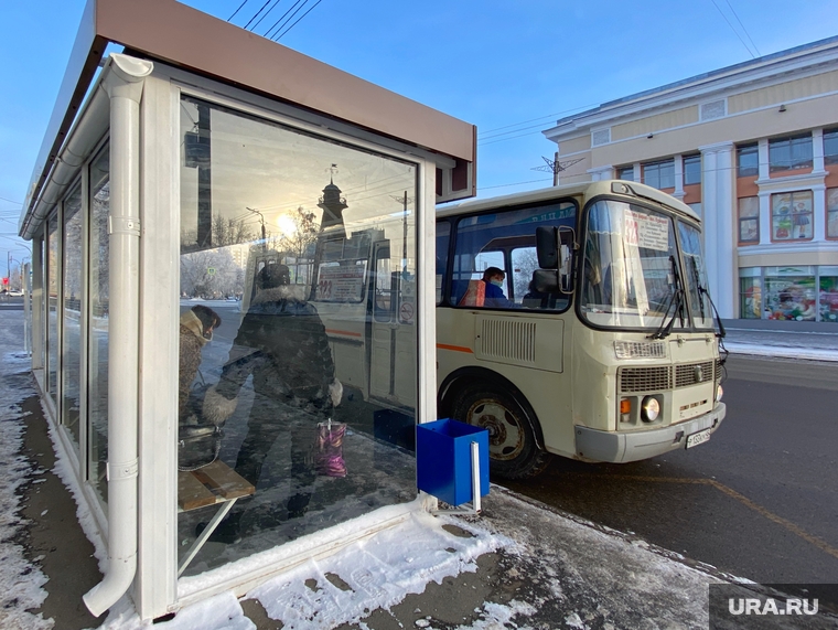 Автобусная остановка на улице Куйбышева. Курган, улица куйбышева, автобусная остановка, автобус