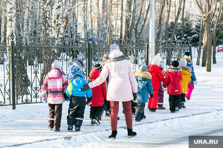Спальные районы и жители города. Тюмень., снег, дети гуляют, зима, дети, снег в городе, воспитатель, группа детей