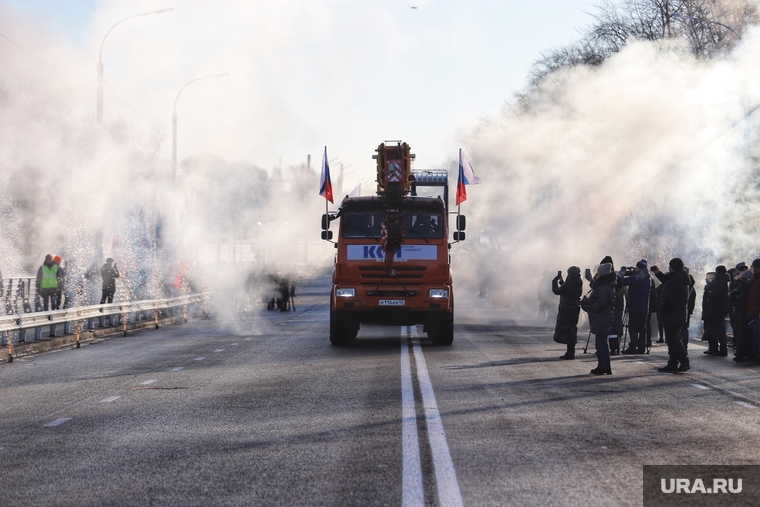 По мосту проехала автоколонна из района Рябково