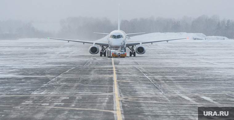 Аэропорт "Кольцово" во время снегопада. Екатеринбург, снег, аэропорт, нелетная погода, зима, непогода, впп, самолет, взлетно-посадочная полоса, взлетное поле