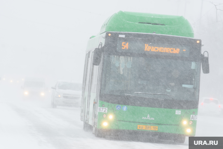 Виды Екатеринбурга необр, автобус, снег в городе, маршрут54