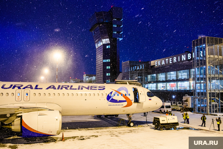 Аэропорт "Кольцово" во время снегопада. Екатеринбург, аэропорт кольцово, уральские авиалинии, зима, ural airlines, airbus a321 neo, airbus a321neo, авиакомпания уральские авиалинии, авиакомпания ural airlines