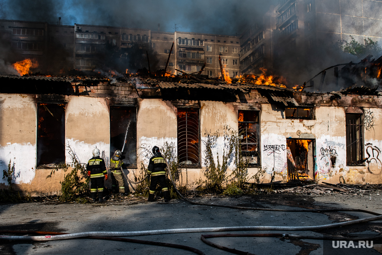 Пожар в здании бывших мастерских Союза художников на улице Сони Морозовой. Екатеринбург