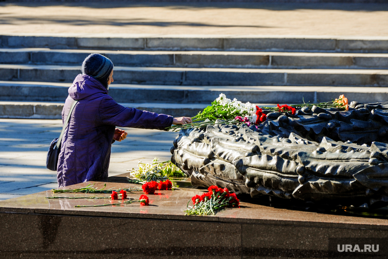 Празднование Дня Победы. Челябинск, возложение цветов, у вечного огня, вечный огонь