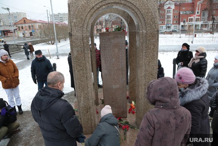 Друзья и родственники погибших возлагают цветы к мемориалу