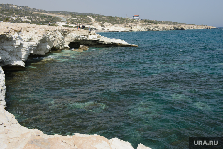Закрытые моря. Белые камни Средиземноморье. Сирия пляж белые камни. Белые горы Пафос.